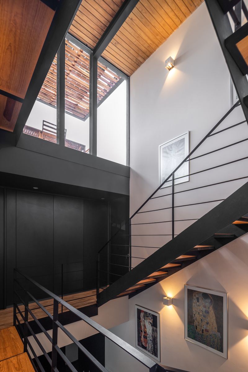 Casa AJ — escalera a doble altura