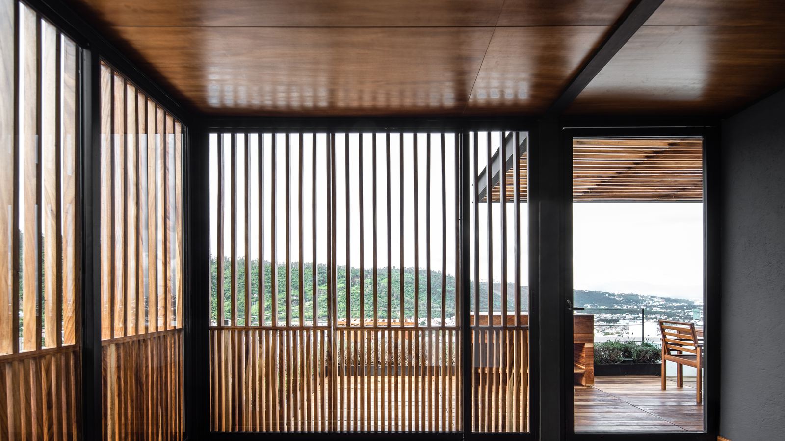 Casa AJ — interior con celosía y vista al valle