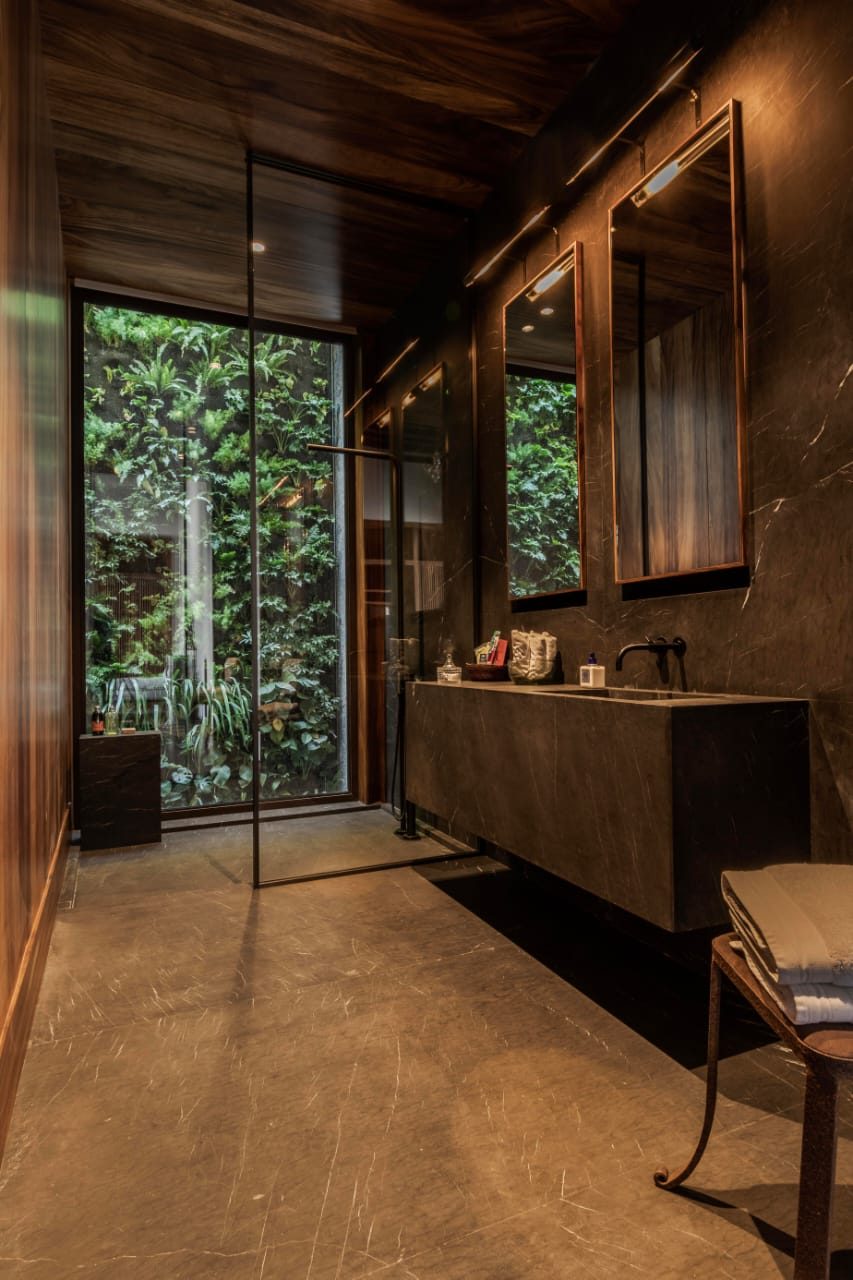 Casa Michelena — baño con jardín vertical