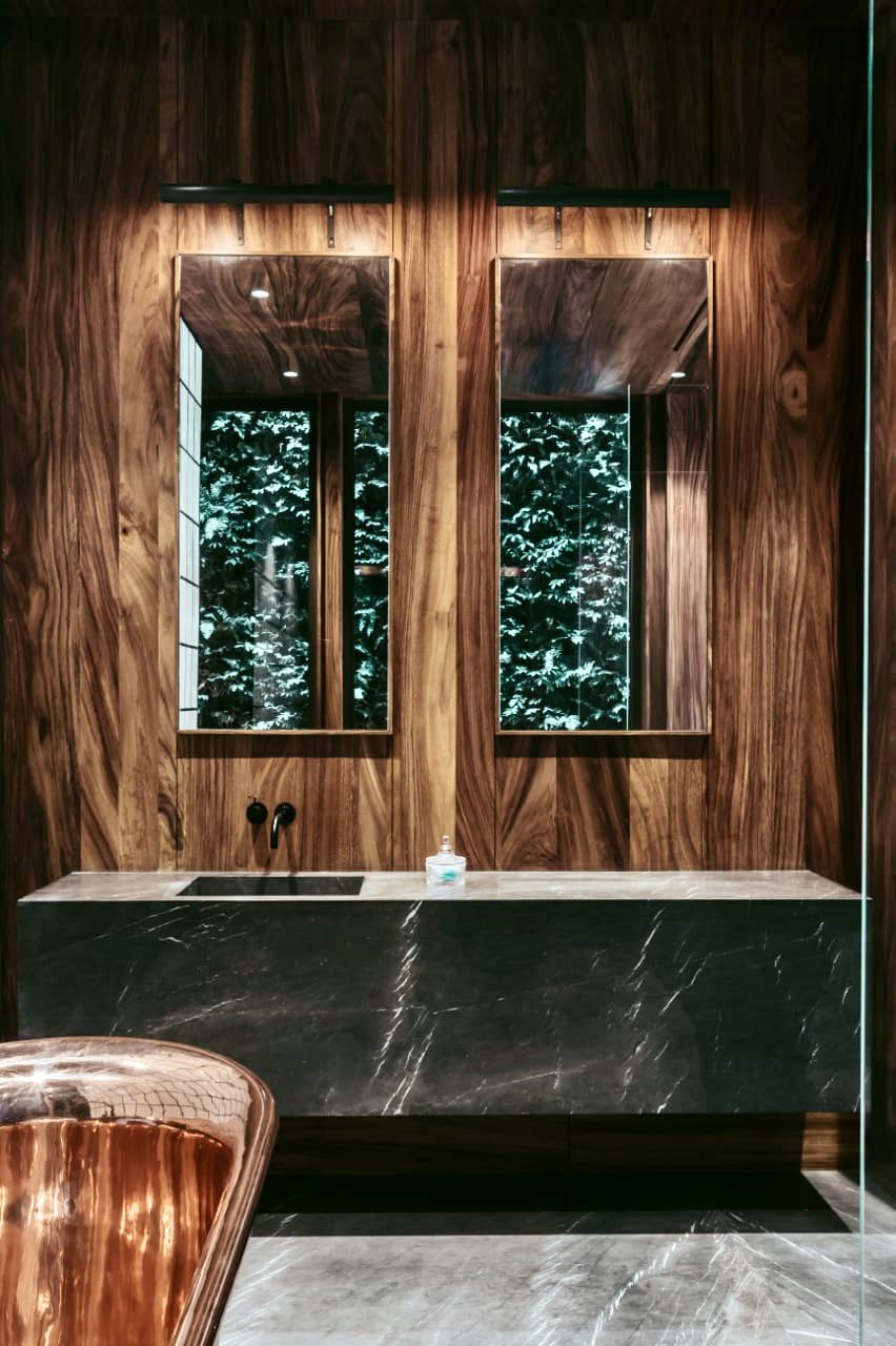 Casa Michelena — baño en nogal y mármol