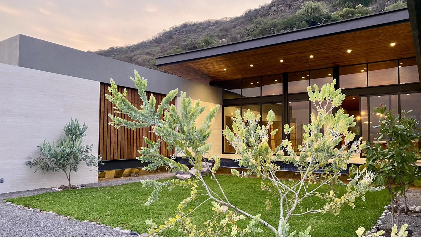 Casa PT24 — patio al ocaso