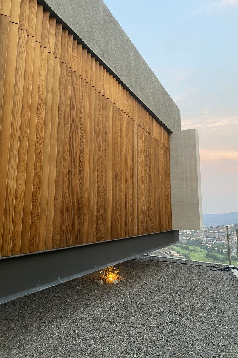 Casa PT24 — piel de parota sobre el valle