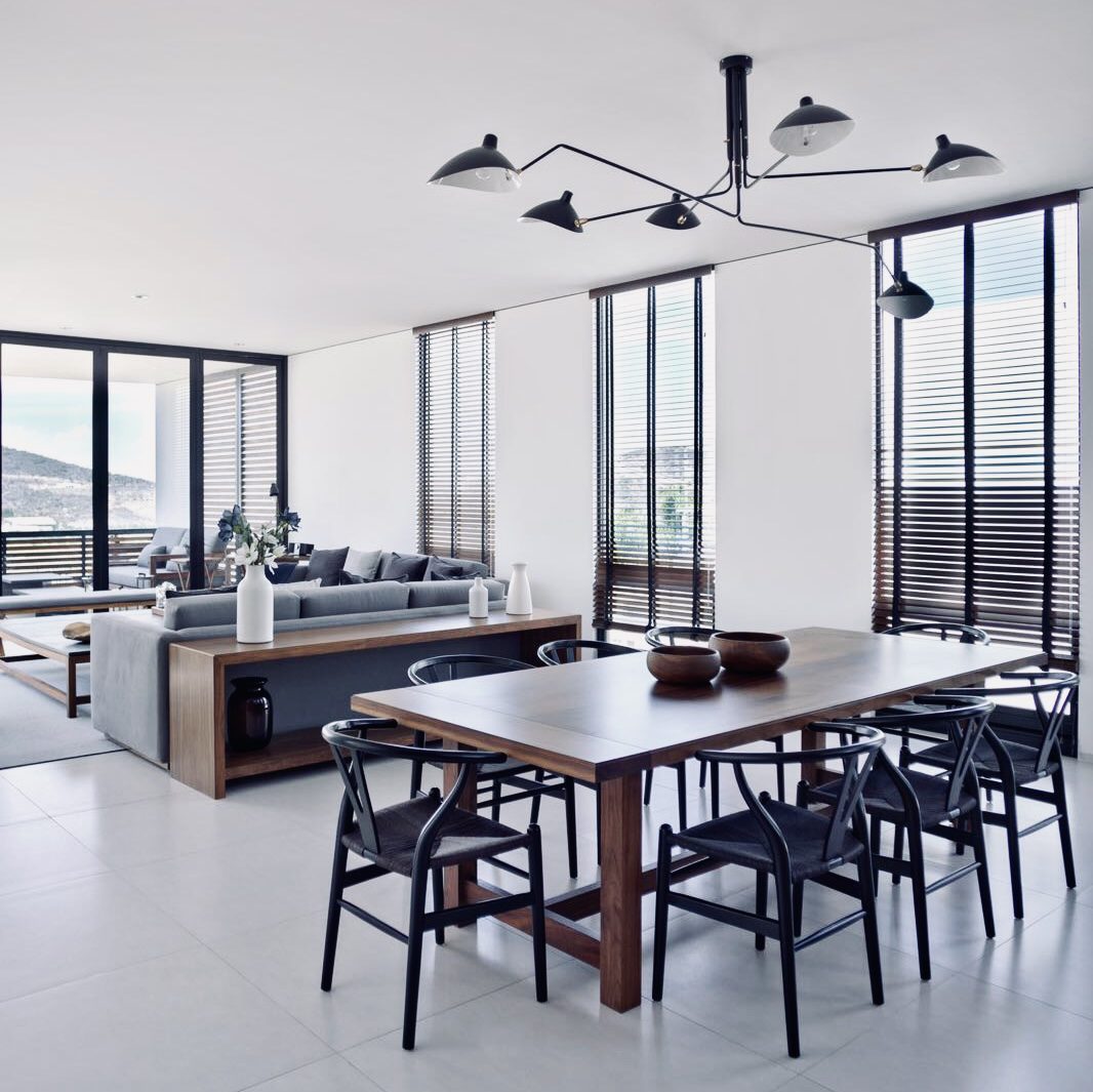 Casa PYT — comedor y vista a la sierra