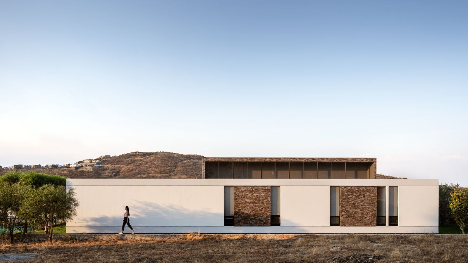 Casa PYT — fachada lateral sobre el valle