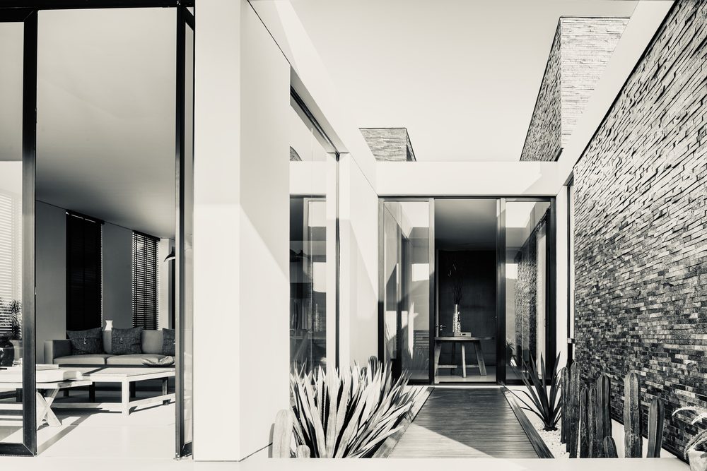 Casa PYT — patio, blanco y negro
