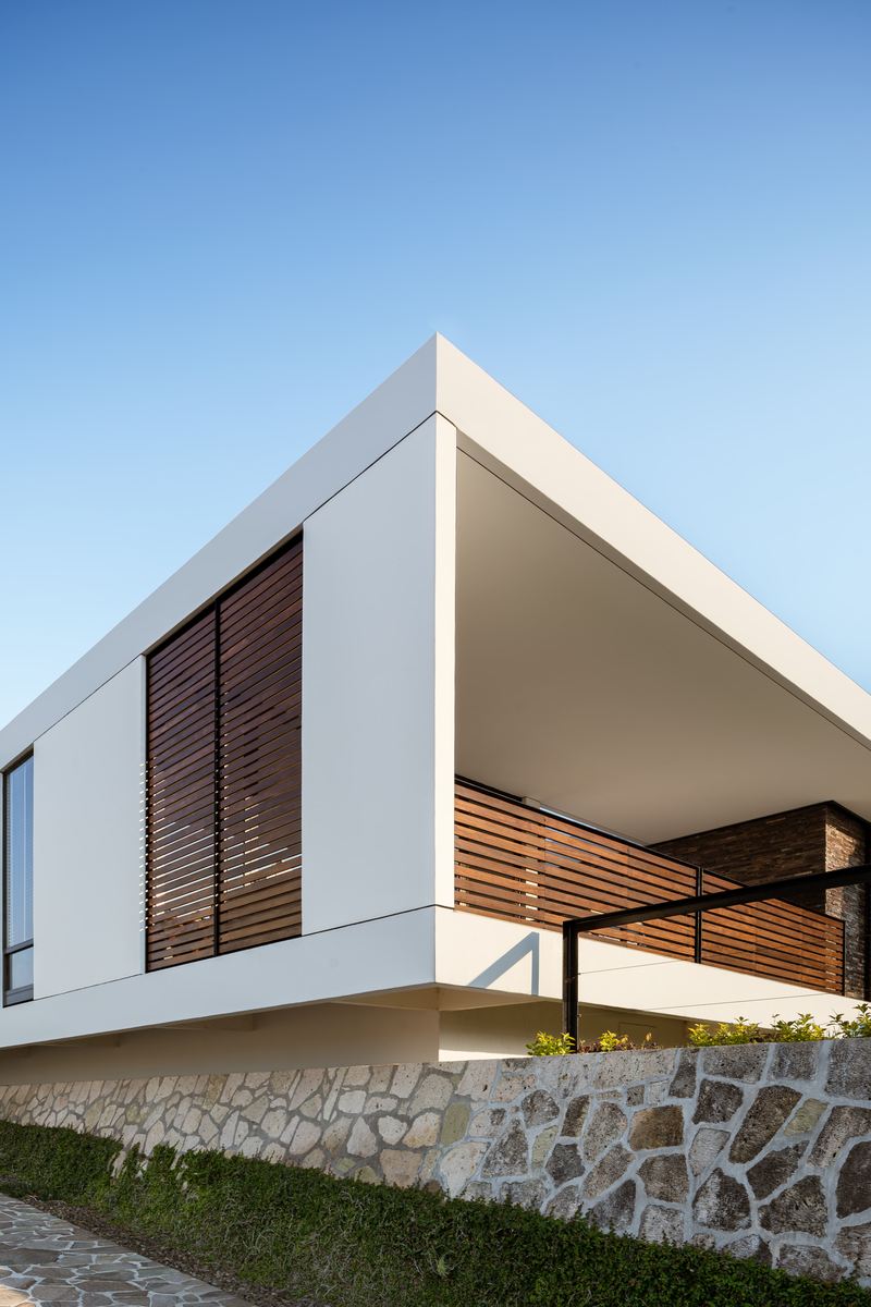 Casa PYT — voladizo sobre basamento de piedra